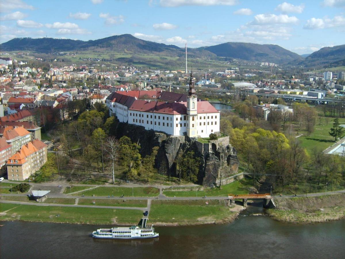 Byt S Jedinecnym Vyhledem Decin Exteriör bild